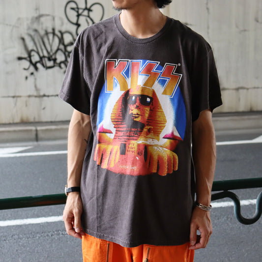 used : "KISS" Tee