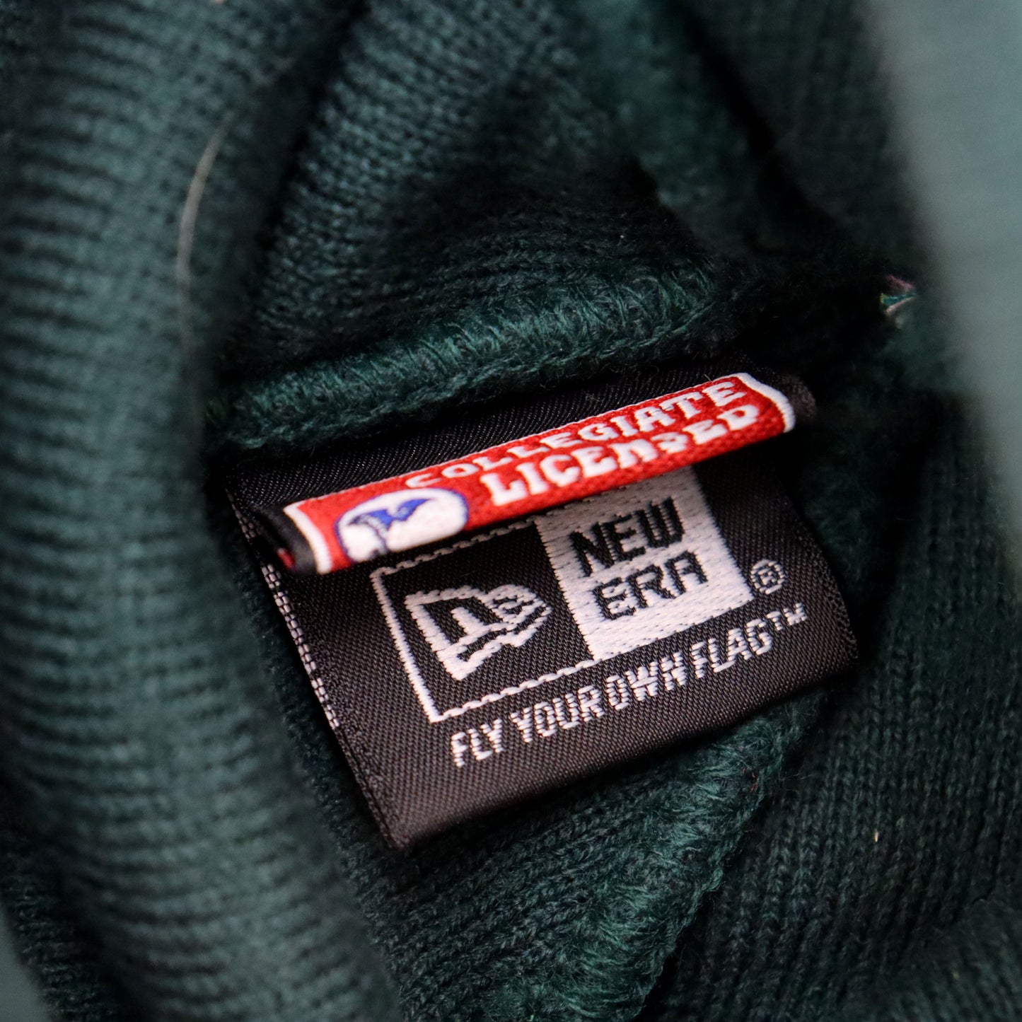 used :  (Newera) Oregon Ducks Pom Knit Beanie (F)