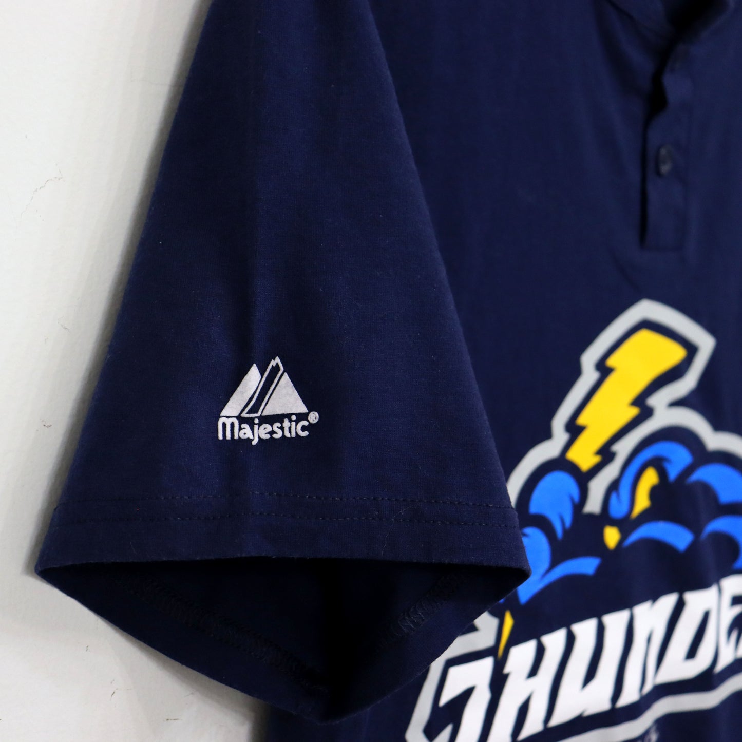 used : (Majestic) Thunder Minor League Henley S/S Tee