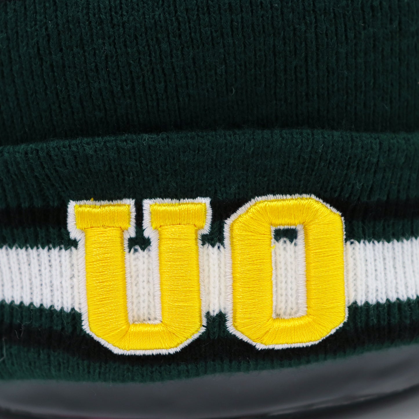used :  (Newera) Oregon Ducks Pom Knit Beanie (F)