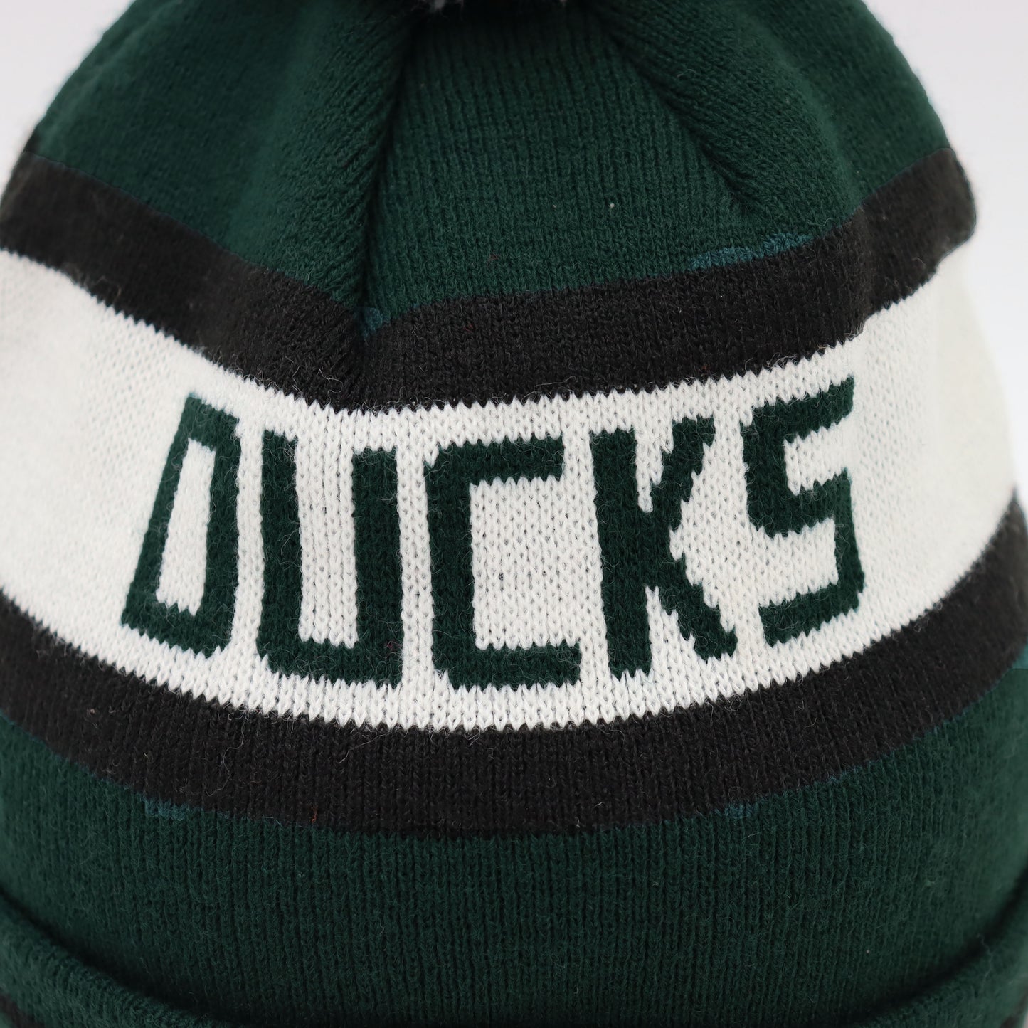 used :  (Newera) Oregon Ducks Pom Knit Beanie (F)