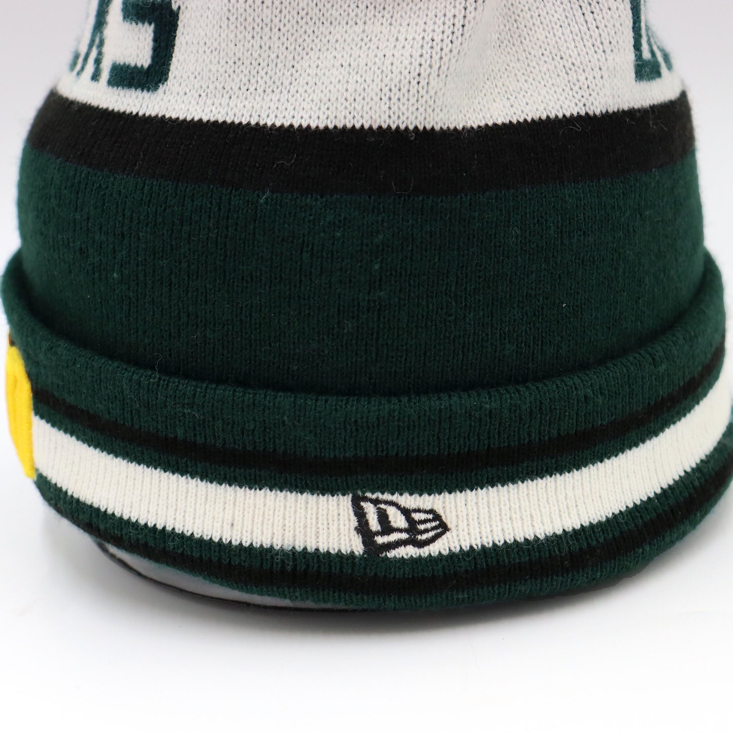 used :  (Newera) Oregon Ducks Pom Knit Beanie (F)